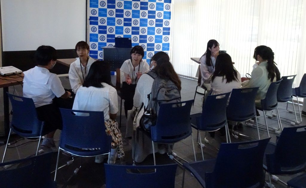 女子大学生集合写真 工学ガールのためのサマーCafé」が開催されました | 姫路工業倶楽部(公式サイト)