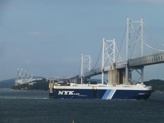 瀬戸大橋と巨大船、H２８．１０．９.jpg